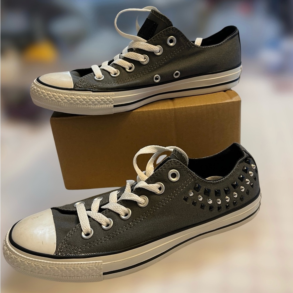 Converse Low-Top Women’s Sneakers with Studded Detail- Like New